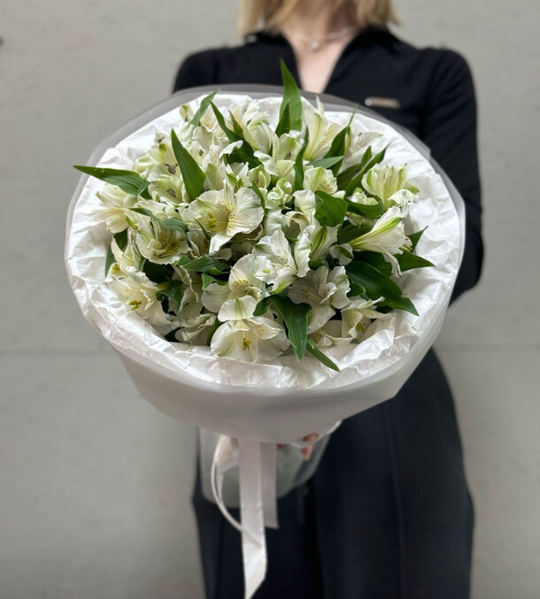 Букет из 15 белых альстромерий, артикул F1385365 - 8290 рублей, доставка по городу. Flawery - доставка цветов