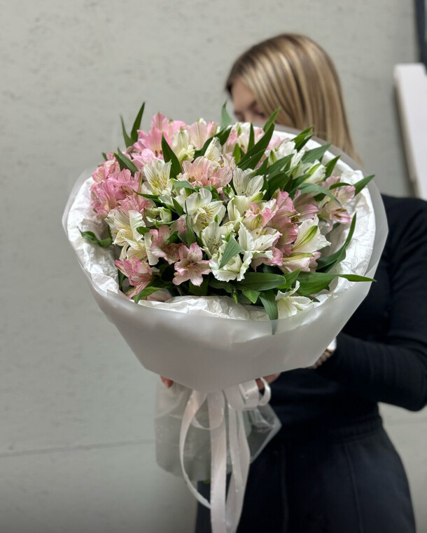 Букет из 19 альстромерий, артикул F1385366 - 9990 рублей, доставка по городу. Flawery - доставка цветов