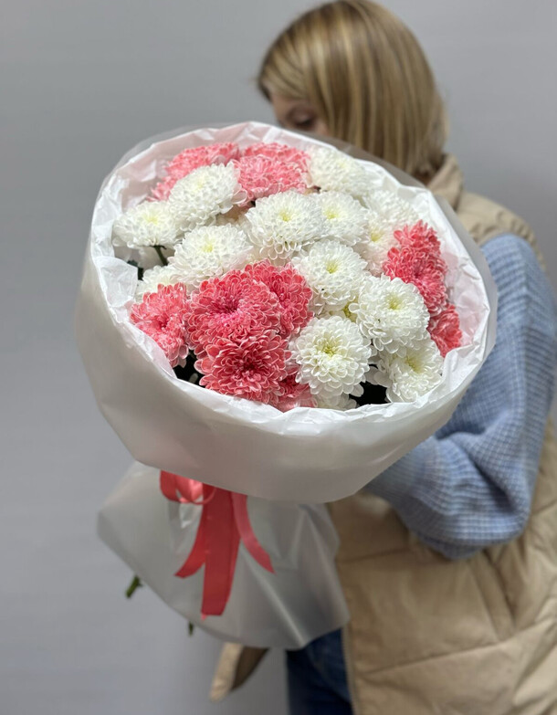 Букет из белых и розовых хризантем, артикул F1385381 - 6890 рублей, доставка по городу. Flawery - доставка цветов