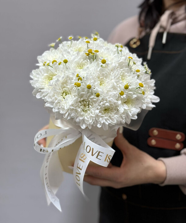 Хризантема в тубусе, артикул F1385390 - 4600 рублей, доставка по городу. Flawery - доставка цветов