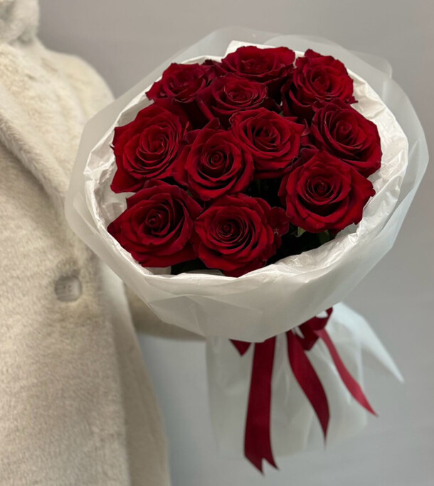Букет из 11 бордовых роз, артикул F1385392 - 7390 рублей, доставка по городу. Flawery - доставка цветов