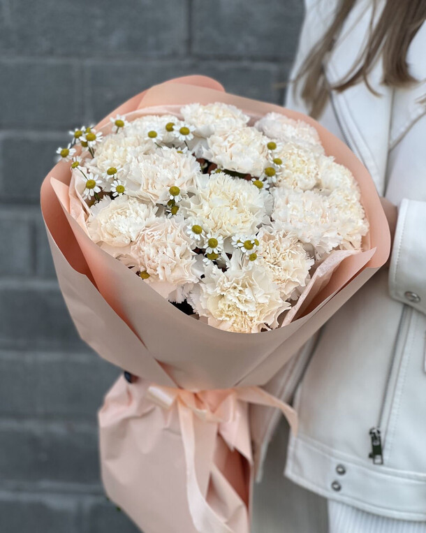 Букет из диантусов и ромашек, артикул F1385402 - 5790 рублей, доставка по городу. Flawery - доставка цветов