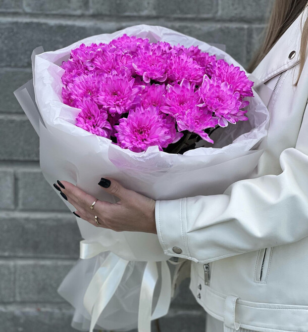 Букет из 5 малиновых хризантем, артикул F1385411 - 5390 рублей, доставка по городу. Flawery - доставка цветов