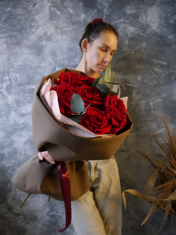 7 кружевных роз с эвкалиптом, артикул F1086365 - 4600 рублей, доставка по городу. Flawery - доставка цветов