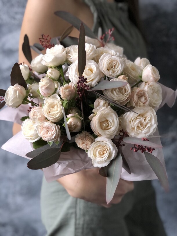 Пионовидные розы в коробке, артикул F1086376 - 8100 рублей, доставка по городу. Flawery - доставка цветов