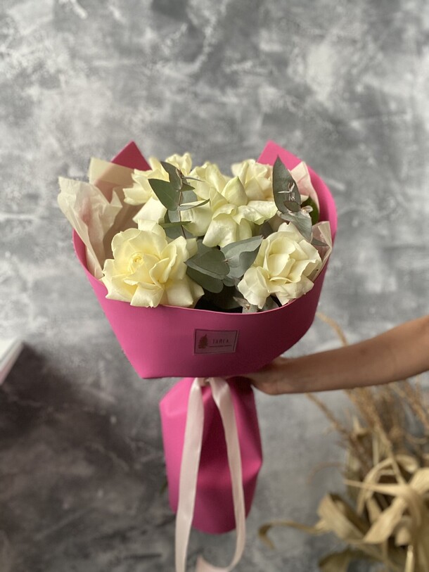 Кружевные белые розы с оформлением, артикул F1096502 - 3800 рублей, доставка по городу. Flawery - доставка цветов