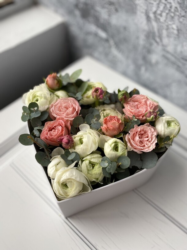 Сердце из ранункулюсов и роз, артикул F1097873 - 6600 рублей, доставка по городу. Flawery - доставка цветов