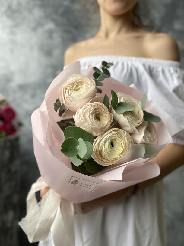 Букет из ранункулюсов, артикул F1099618 - 7250 рублей, доставка по городу. Flawery - доставка цветов