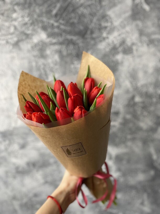 15 красных тюльпанов, артикул F1101304 - 5400 рублей, доставка по городу. Flawery - доставка цветов
