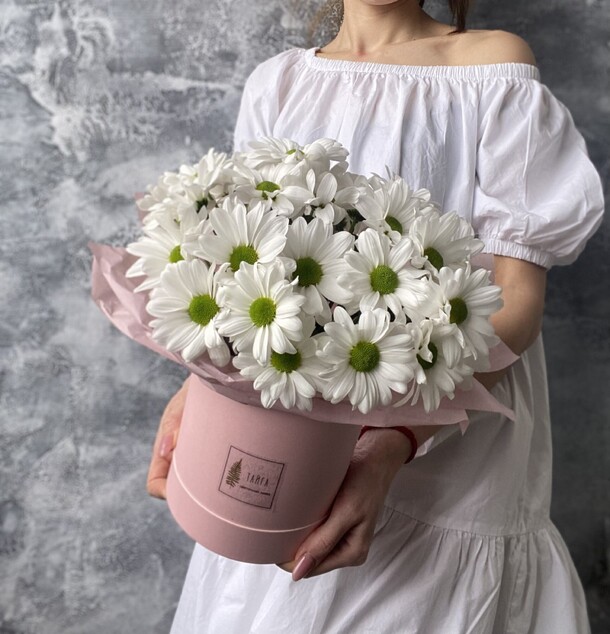 Коробка с ромашками, артикул F1101666 - 3900 рублей, доставка по городу. Flawery - доставка цветов