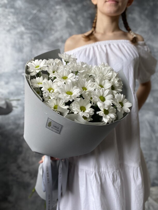 Букет из ромашек, артикул F1118664 - 3550 рублей, доставка по городу. Flawery - доставка цветов