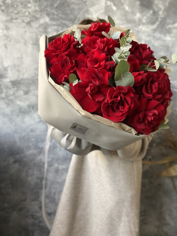 15 красных кружевных роз, артикул F1118951 - 8500 рублей, доставка по городу. Flawery - доставка цветов