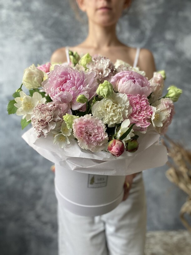 Коробка с пионами и эустомой, артикул F1125093 - 8000 рублей, доставка по городу. Flawery - доставка цветов