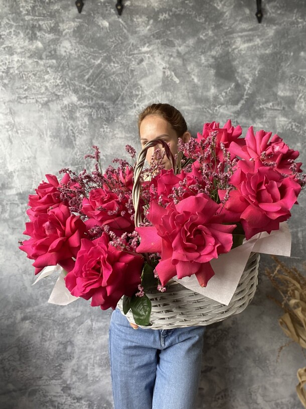 Корзина с малиновыми розами, артикул F1126670 - 10500 рублей, доставка по городу. Flawery - доставка цветов