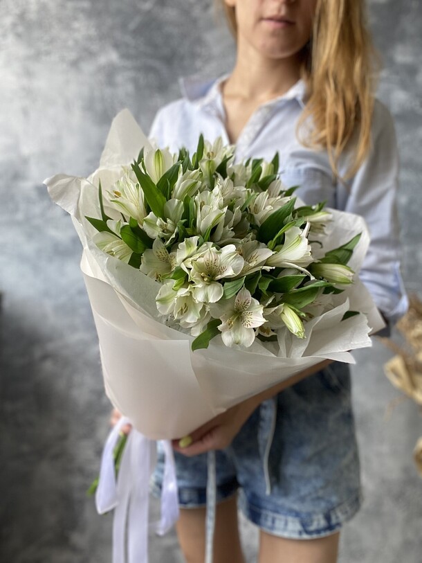 Букет белая альстромерия, артикул F1128259 - 5010 рублей, доставка по городу. Flawery - доставка цветов