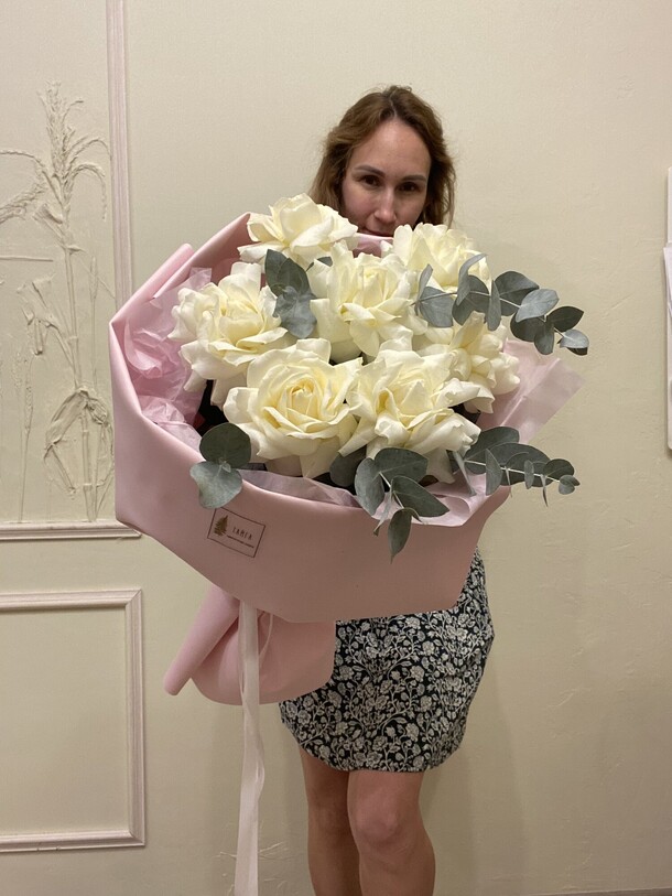 Букет из белых кружевных роз, артикул F1151535 - 4990 рублей, доставка по городу. Flawery - доставка цветов