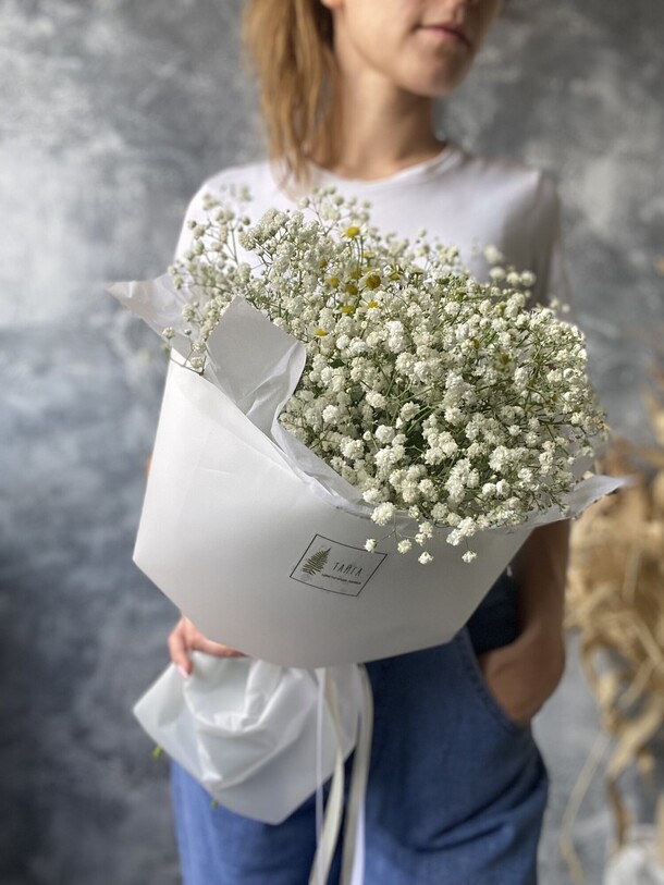 Букет из гипсофилы и ромашек, артикул F1153001 - 3100 рублей, доставка по городу. Flawery - доставка цветов