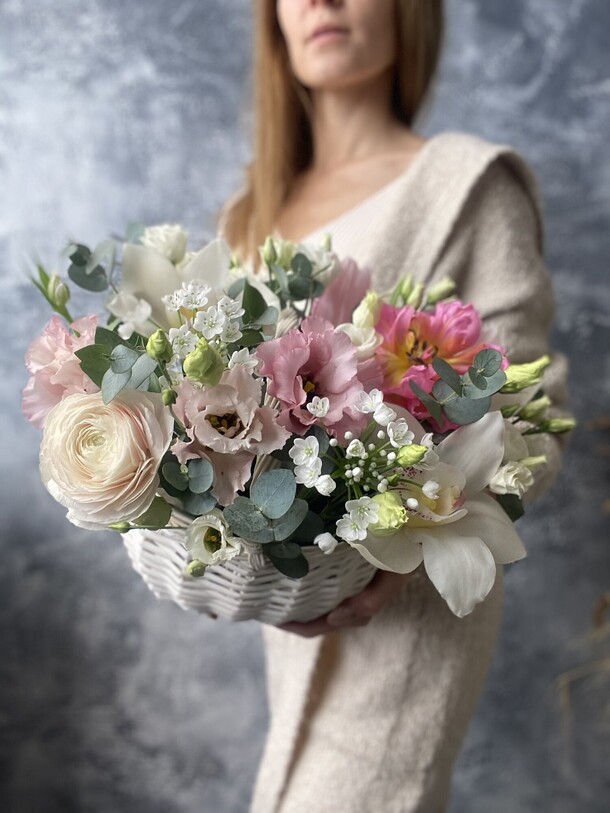 Корзинка с ранункулюсом, артикул F1174603 - 7150 рублей, доставка по городу. Flawery - доставка цветов