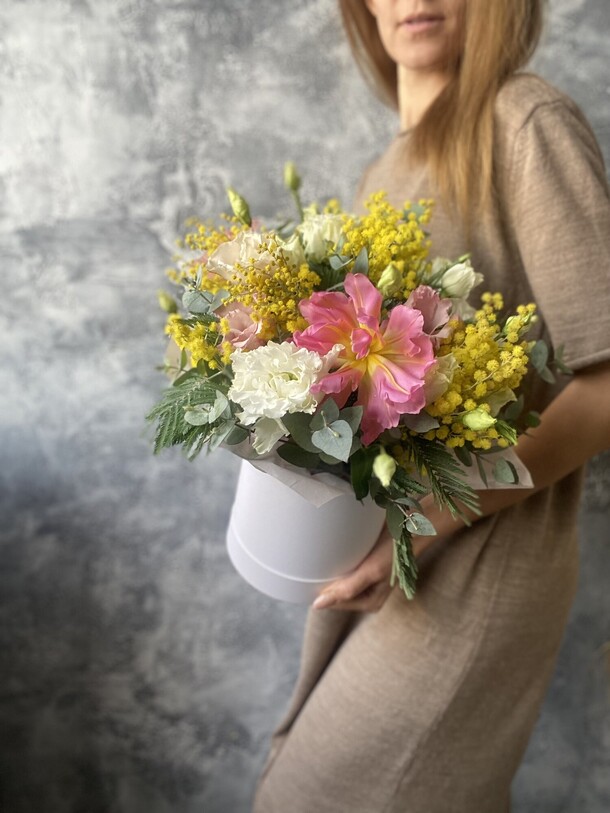 Коробочка с мимозой и тюльпанами, артикул F1174604 - 5000 рублей, доставка по городу. Flawery - доставка цветов