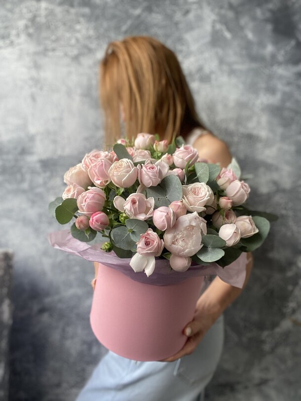 Пионовидные розы в коробке, артикул F1208870 - 11100 рублей, доставка по городу. Flawery - доставка цветов