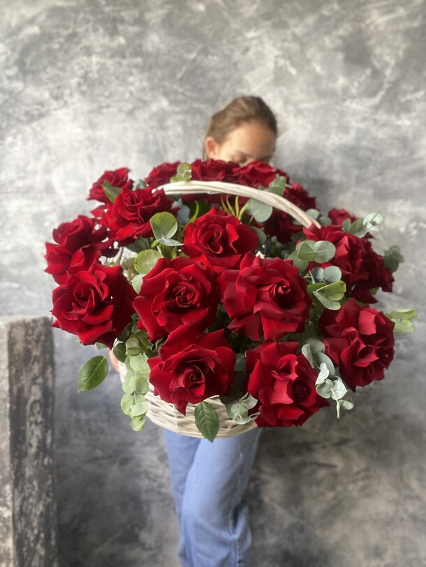 Корзина с красными розами, артикул F1208873 - 22500 рублей, доставка по городу. Flawery - доставка цветов