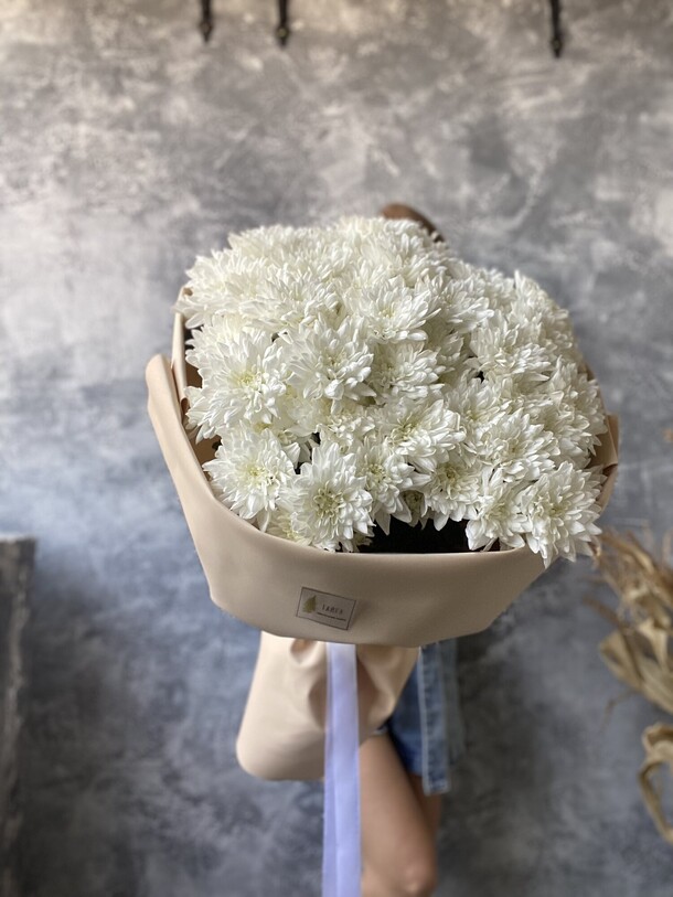 Букет белых хризантем, артикул F1221923 - 7500 рублей, доставка по городу. Flawery - доставка цветов