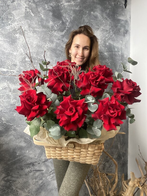 Корзина с красными розами, артикул F1227450 - 7900 рублей, доставка по городу. Flawery - доставка цветов