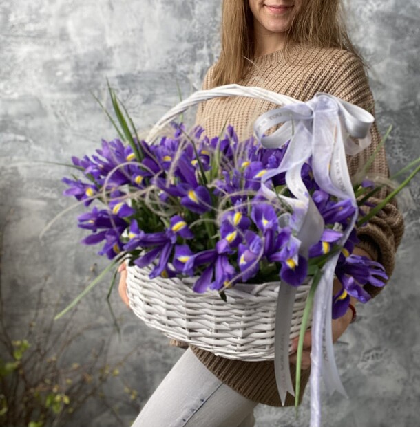 Корзина с ирисами, артикул F1257682 - 14500 рублей, доставка по городу. Flawery - доставка цветов