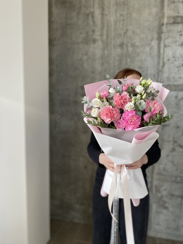 Букет с эустомой и диантусами, артикул F1257764 - 5000 рублей, доставка по городу. Flawery - доставка цветов