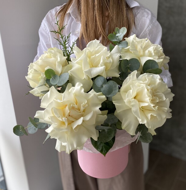 Кружевные белые розы в коробке, артикул F1277689 - 4150 рублей, доставка по городу. Flawery - доставка цветов