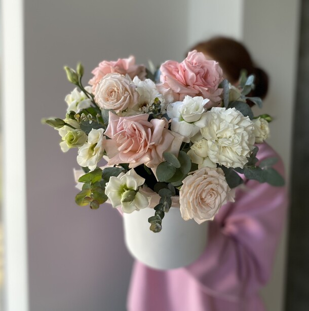 Коробка с пионовидными розами и эустомой., артикул F1277698 - 4600 рублей, доставка по городу. Flawery - доставка цветов