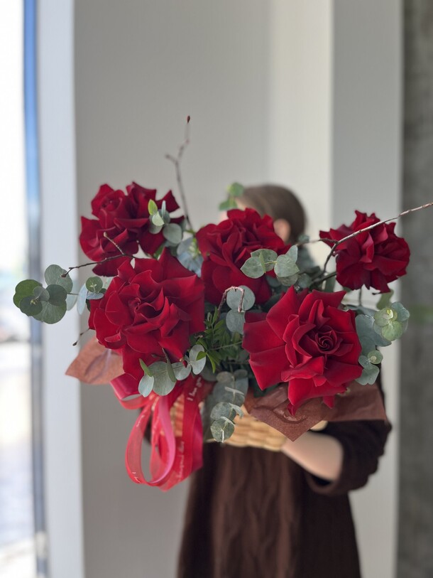 Корзинка с красными розами, артикул F1343668 - 5800 рублей, доставка по городу. Flawery - доставка цветов