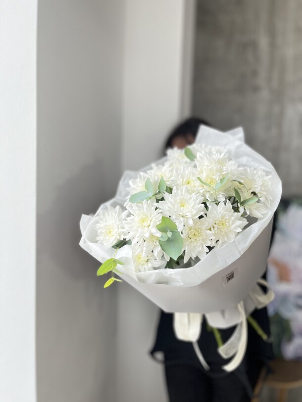 Букет из белых хризантем, артикул F1406687 - 5300 рублей, доставка по городу. Flawery - доставка цветов