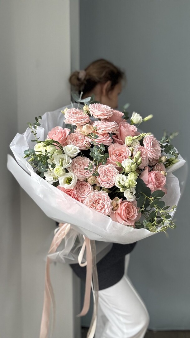 Пионовидные розы и эустома, артикул F1435545 - 10200 рублей, доставка по городу. Flawery - доставка цветов