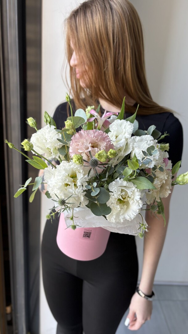 Коробочка с эустомой, артикул F1435553 - 5800 рублей, доставка по городу. Flawery - доставка цветов