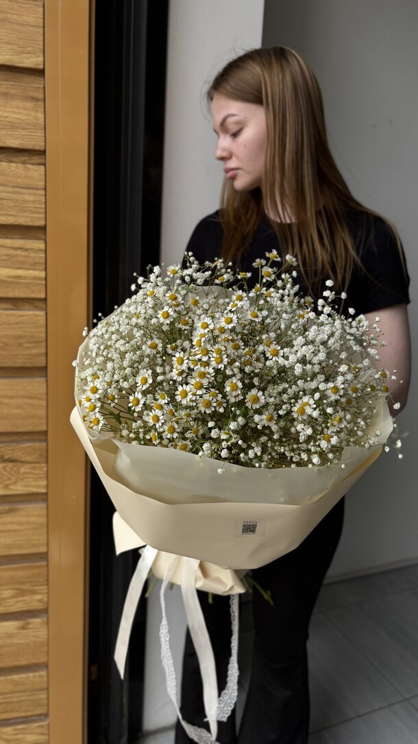 Букет из ромашек и гипсофмлы, артикул F1435583 - 4150 рублей, доставка по городу. Flawery - доставка цветов