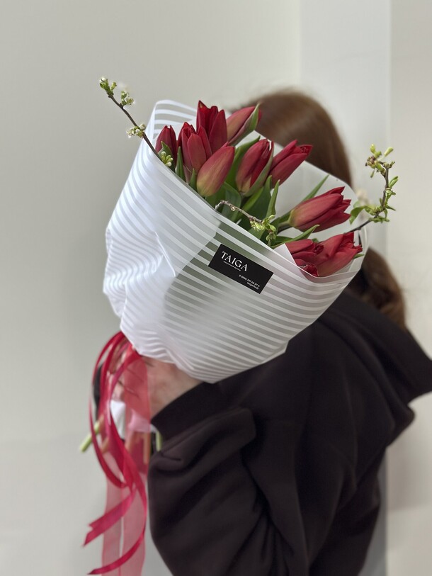 11 красных тюльпанов, артикул F1530126 - 5500 рублей, доставка по городу. Flawery - доставка цветов