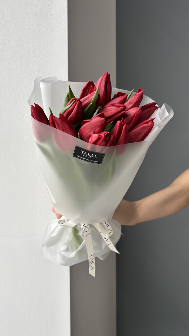 15 красных тюльпанов, артикул F1530148 - 5400 рублей, доставка по городу. Flawery - доставка цветов