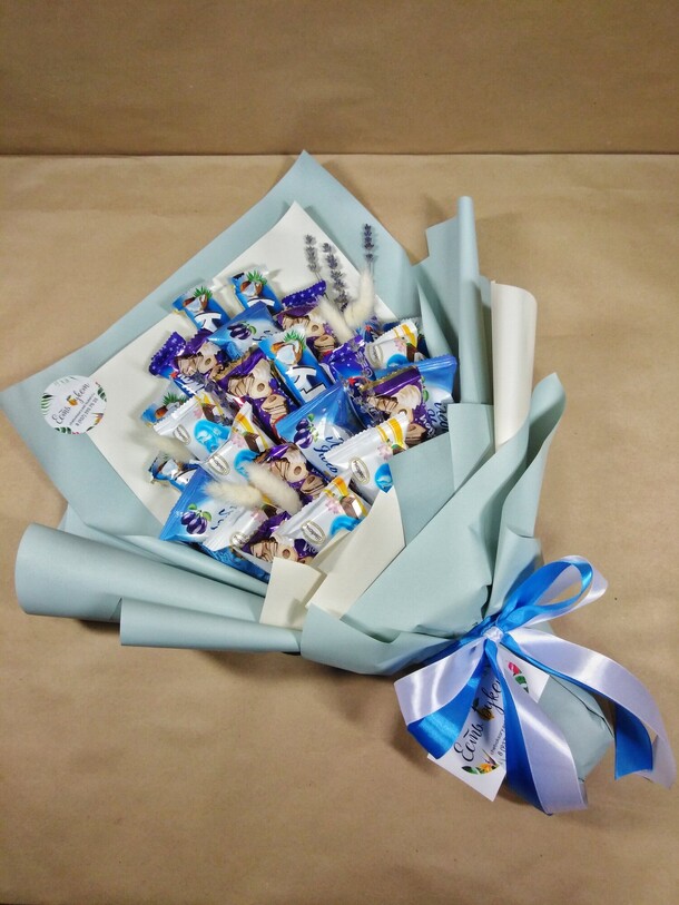 Букет из конфет, артикул F1086633 - 3000 рублей, доставка по городу. Flawery - доставка цветов