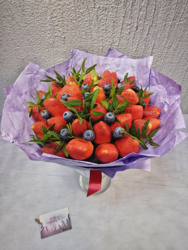 Клубничный букет, артикул F1109546 - 7200 рублей, доставка по городу. Flawery - доставка цветов