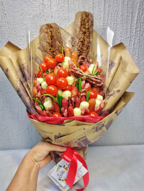 Букет сырно-колбасный xs, артикул F1123440 - 3800 рублей, доставка по городу. Flawery - доставка цветов