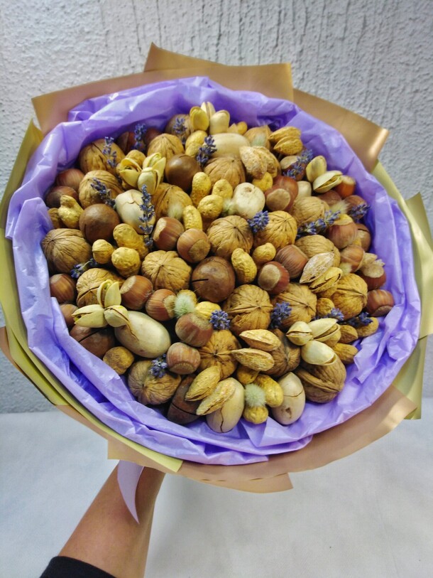 Букет из орехов, артикул F1147146 - 3200 рублей, доставка по городу. Flawery - доставка цветов