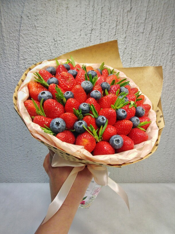 Клубничный флирт, артикул F1147324 - 5500 рублей, доставка по городу. Flawery - доставка цветов