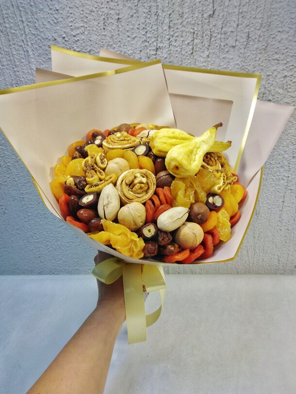 Букет из сухофруктов и орехов с декором из груши, артикул F1157372 - 3500 рублей, доставка по городу. Flawery - доставка цветов