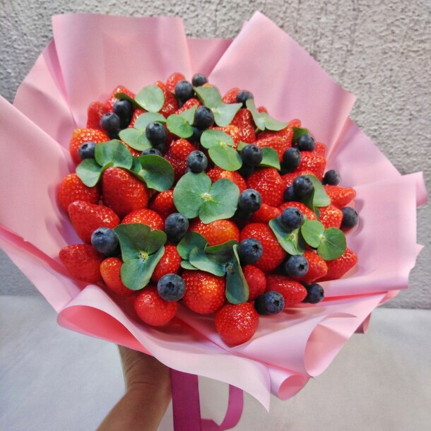 Букет из клубники, артикул F1157395 - 5500 рублей, доставка по городу. Flawery - доставка цветов