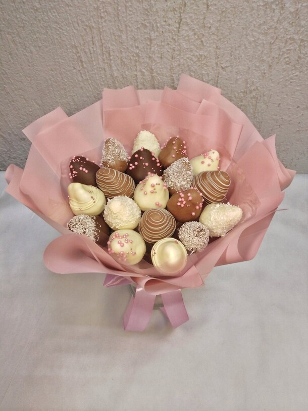 Букет из 19 клубник в шоколаде, артикул F1285961 - 5398 рублей, доставка по городу. Flawery - доставка цветов