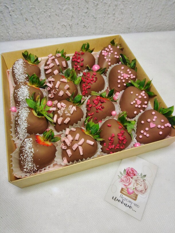 Набор 16 клубник в молочном шоколаде, артикул F1402087 - 4200 рублей, доставка по городу. Flawery - доставка цветов