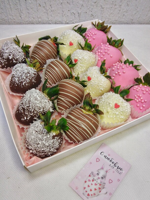 Набор из 16 клубник в шоколаде, артикул F1402089 - 4200 рублей, доставка по городу. Flawery - доставка цветов