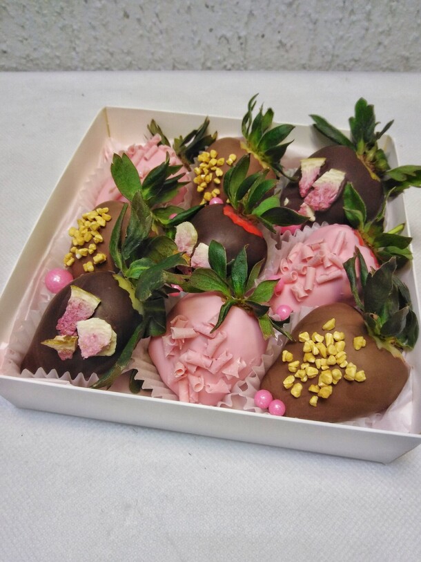 Набор 9 клубник в шоколаде, артикул F1402098 - 2600 рублей, доставка по городу. Flawery - доставка цветов