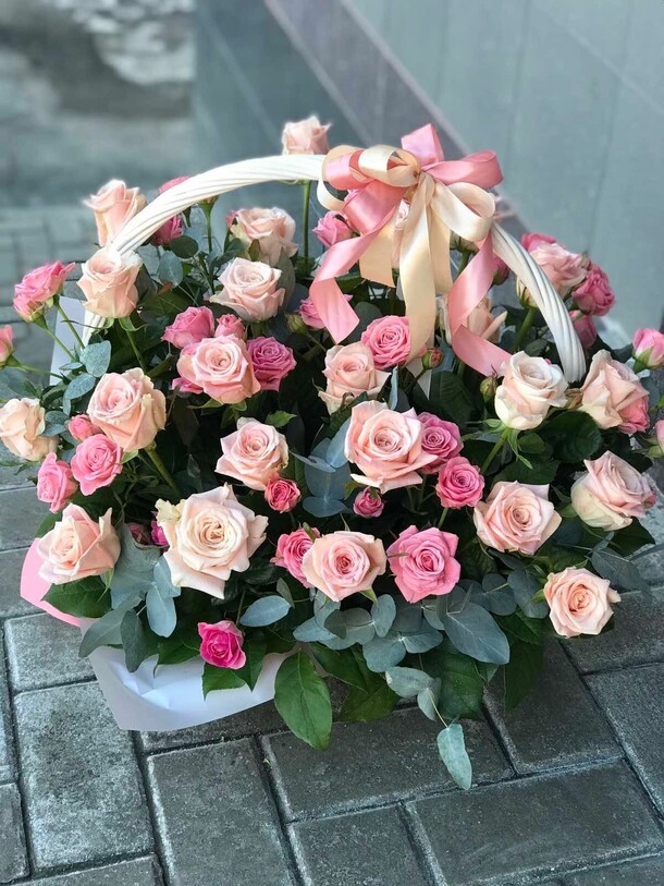 Корзина роз, артикул F1090975 - 31000 рублей, доставка по городу. Flawery - доставка цветов